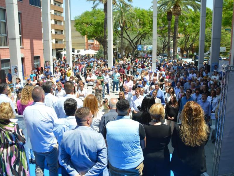 Centenares de vecinos aclaman a Paqui Bartual en busca de un cambio para Xirivella